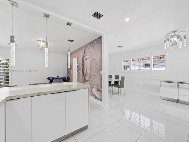 Building Photo - 6951 Miami Lakeway S