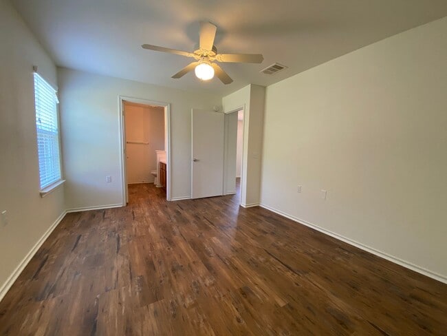 Building Photo - 4 Bedroom in Thaxton Place
