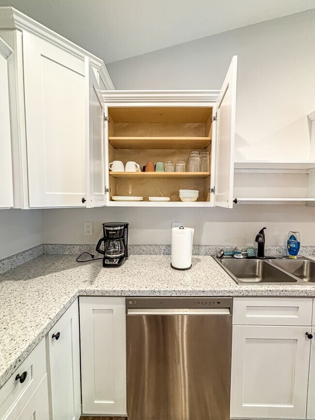 Building Photo - 3 Bedroom Town Home