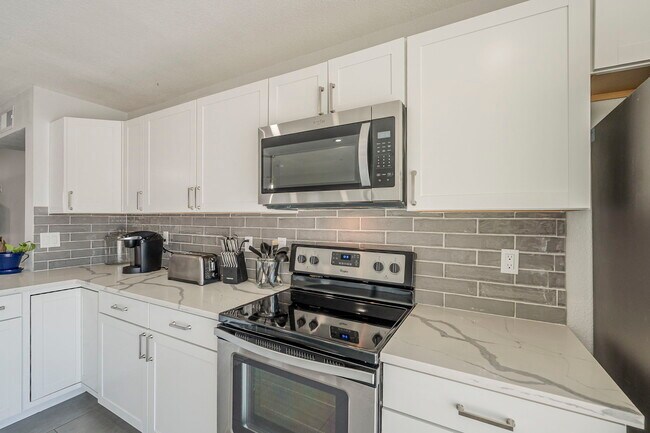Building Photo - 321 E Fremont Dr
