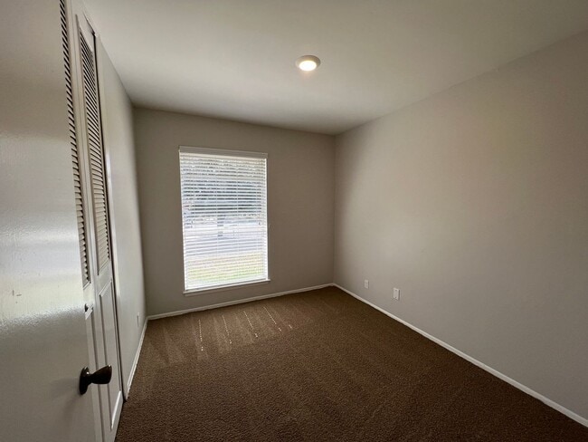 Building Photo - LOVELY 3 BEDROOM HOME NESTLED IN A CUL-DE-...