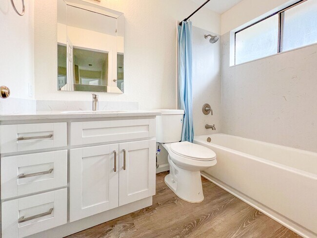 Building Photo - Remodeled Townhouse Near Downtown Campbell