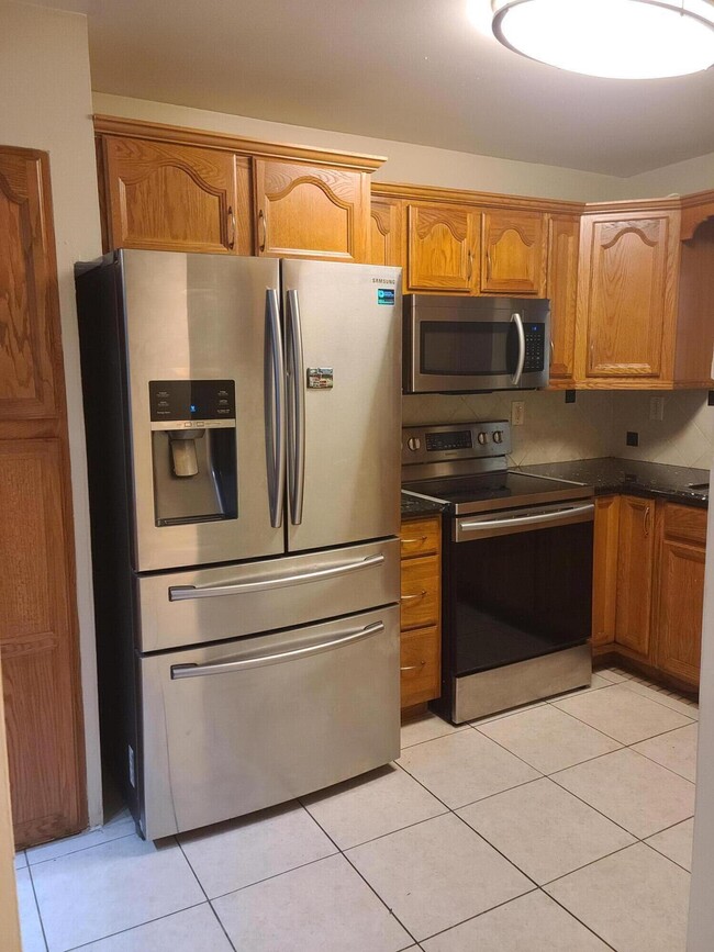 Building Photo - 2977 Riverside Dr