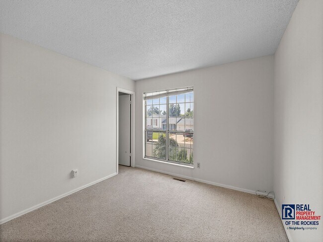 Building Photo - Beautiful & Bright Home in South West Fort...
