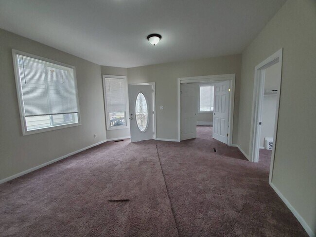 Building Photo - Ginormous 6 Bed Single Family Home | Main Level Laundry | Appliances Included | Rear Deck & Front...