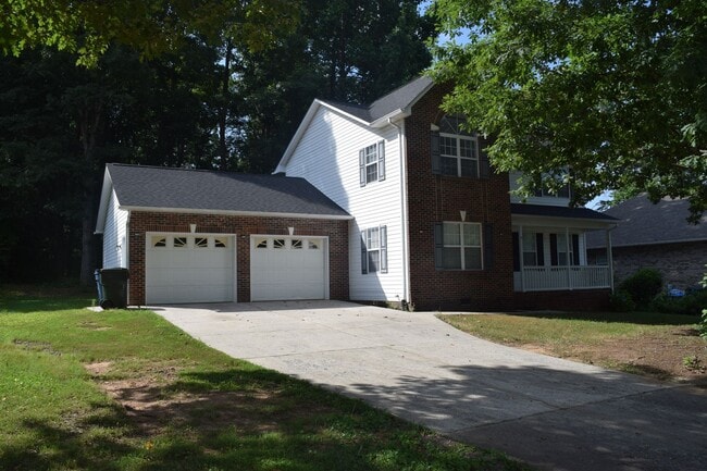 Building Photo - Spacious and Cozy 3-Bedroom Home in a Grea...