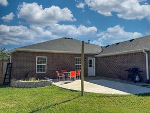 Building Photo - 691 N Meadowlands Dr