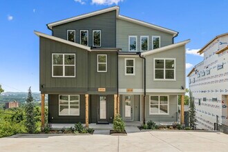 Building Photo - "Spacious 4-Bed, 4-Bath Gem in Nashville -...