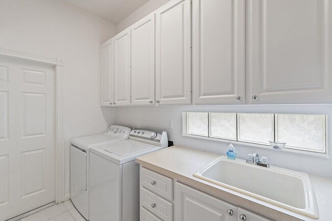 Building Photo - 9038 SE La Creek Ct