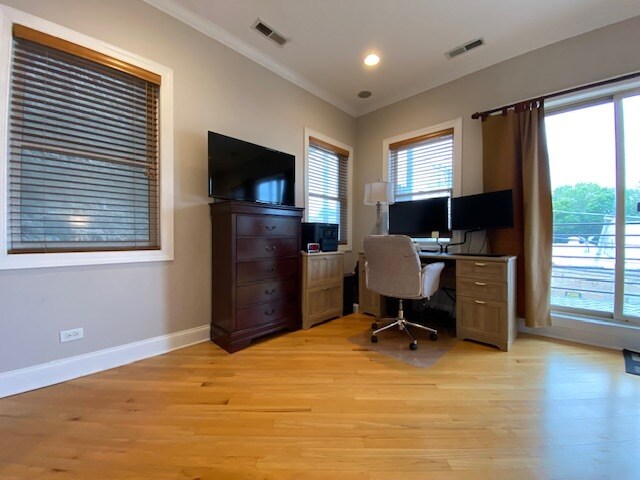 Building Photo - 2625 W Belmont Ave