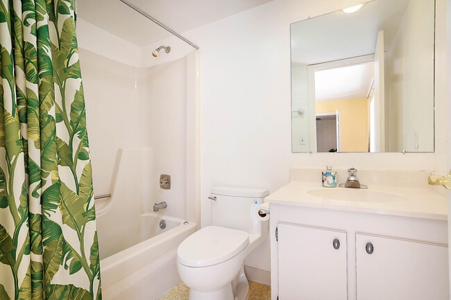 Building Photo - 825 Center St