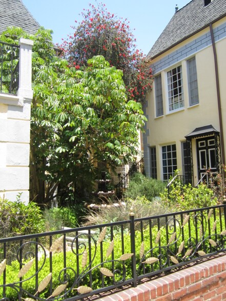 Building Photo - 1016 Masselin Ave