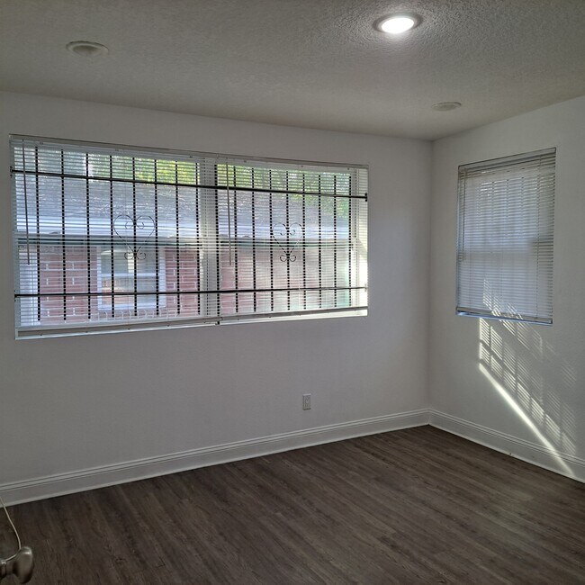 Building Photo - 1416 W 13th St