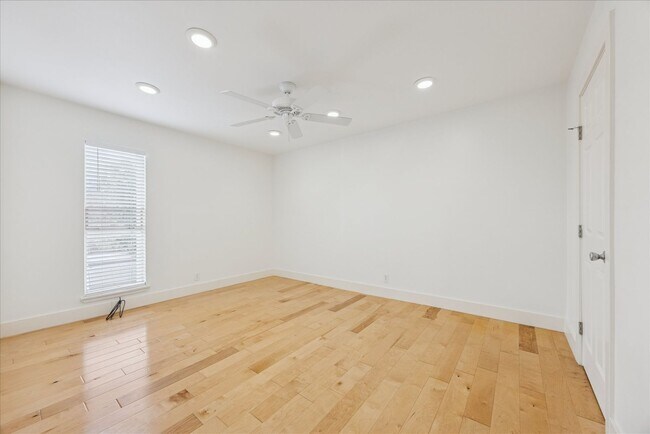 Building Photo - 2/1 Windsor Park Condo - Available Now!