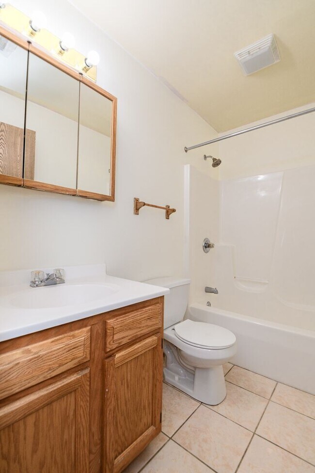 Building Photo - 2 bedroom / 2 bathroom Townhouse for rent ...