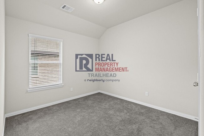 Building Photo - Stunning 4-Bed, 2-Bath Home in a Great Loc...