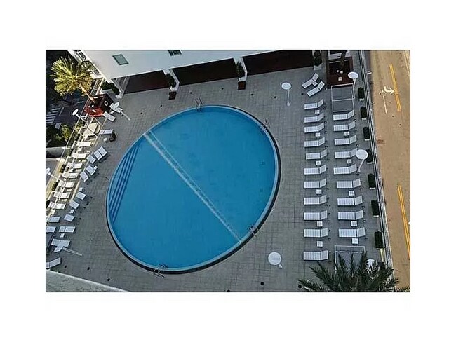 Roof top pool - 500 Brickell Ave