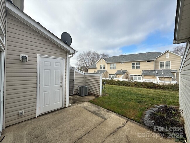 Building Photo - 1515 Sylvia Ct