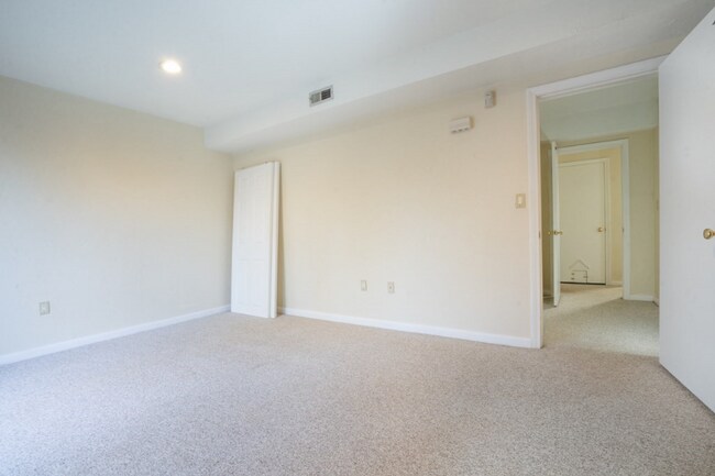 Building Photo - 117 Tall Oaks Dr
