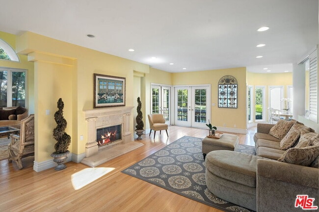 Building Photo - 2202 San Vicente Blvd