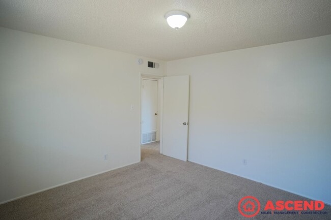 Building Photo - Darling Home in East Bakersfield!