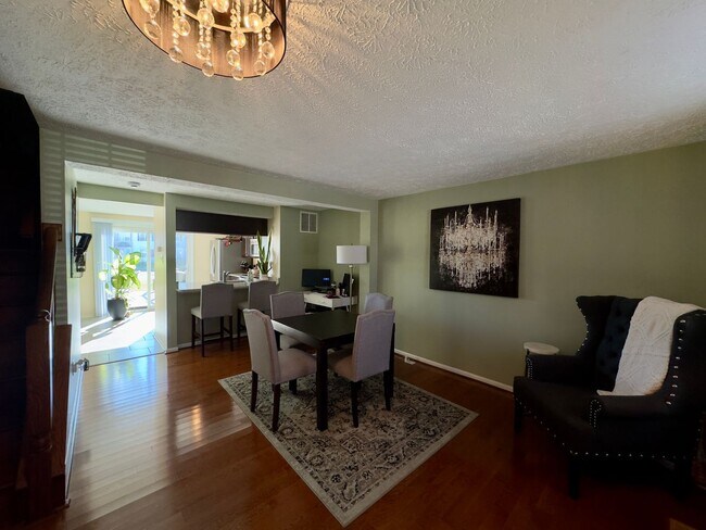 Building Photo - Modern 2-Bedroom Townhome with Spacious Ya...