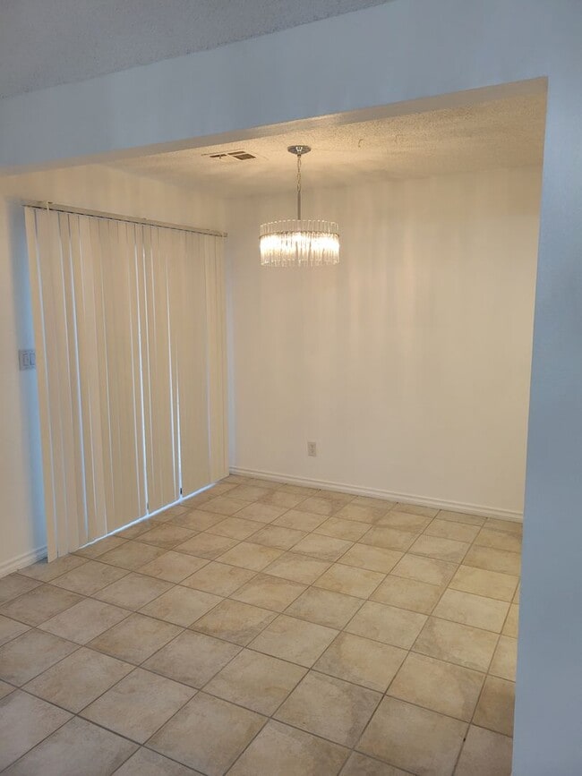 Building Photo - Rent Ready Single Story Townhome 3/2/ with 2 car