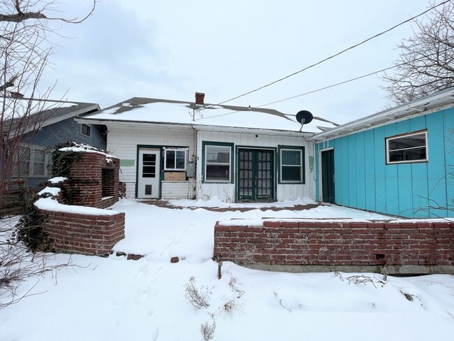 Building Photo - Large 4 bedroom home