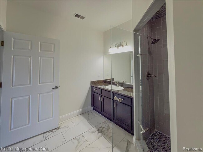 Building Photo - 5637 Twin Oaks Dr