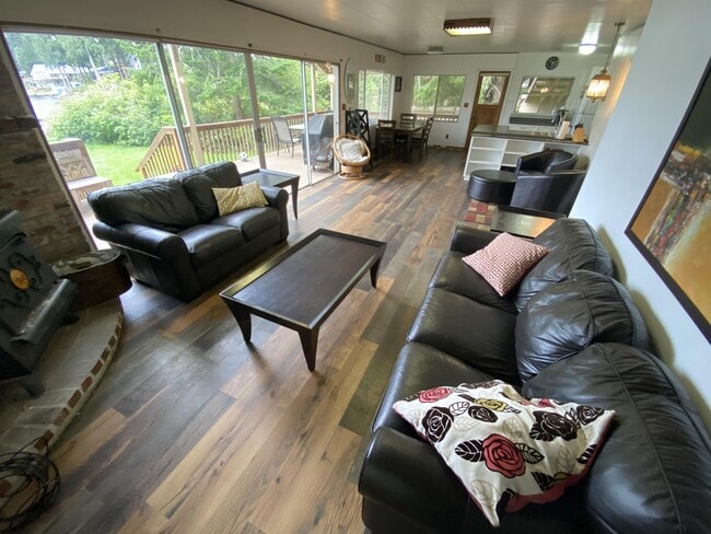 Building Photo - 31 SW Lake Roesiger Rd