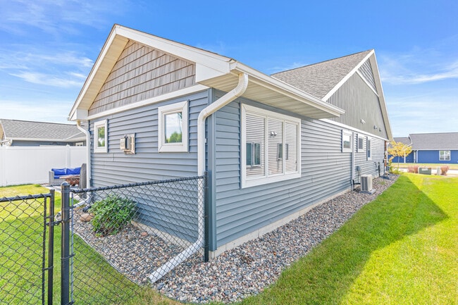 Building Photo - 898 Brentwood Cir
