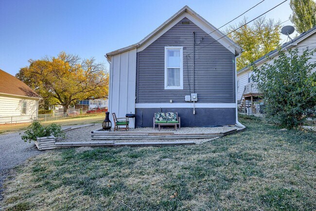 Building Photo - Charming 2 Bedroom Just Minutes from the Old Market!!