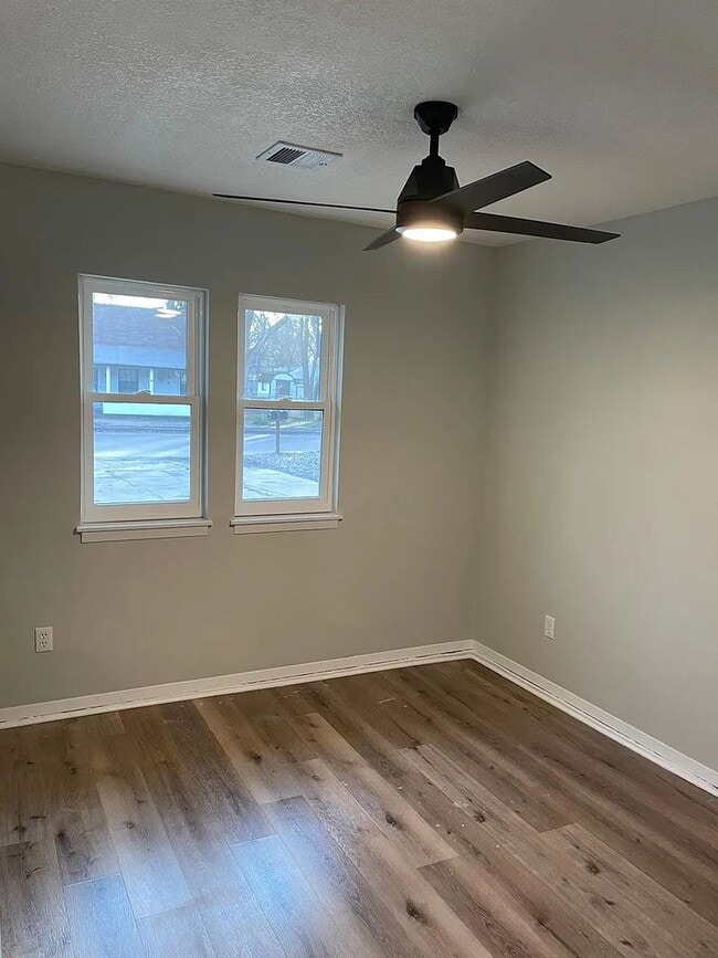 Building Photo - Perfect 2 Bedroom, 1 Bathroom!