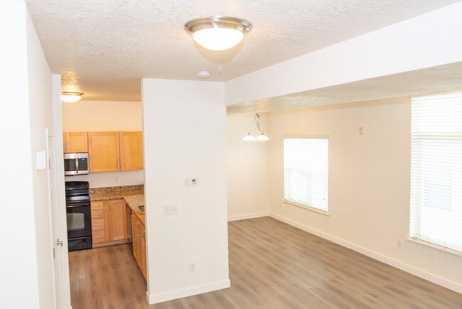Building Photo - Incredible upper level 2 story condo