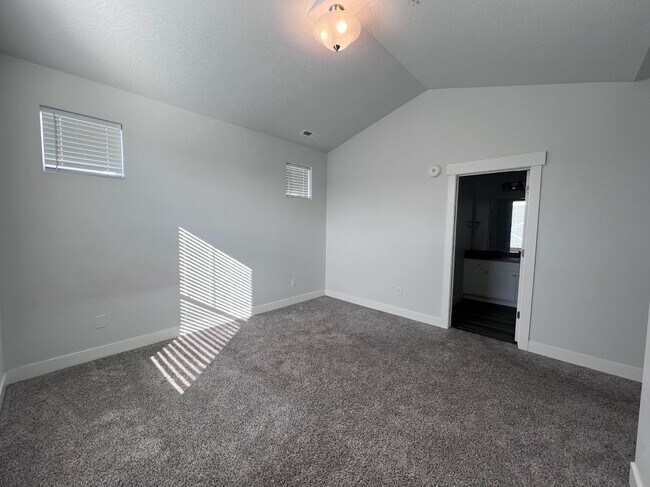 Building Photo - 338 W 410 N St