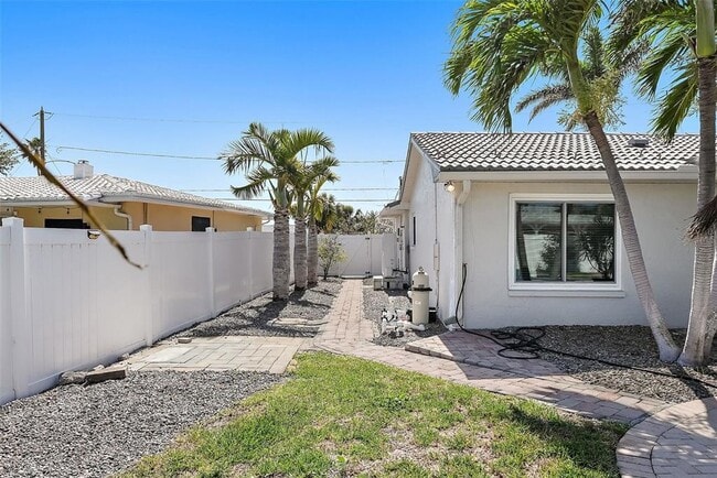 Building Photo - 3755 Belle Vista Dr E