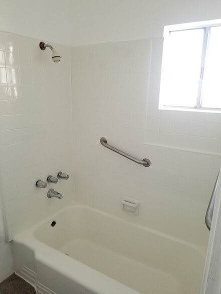 Building Photo - 572 W 1st St