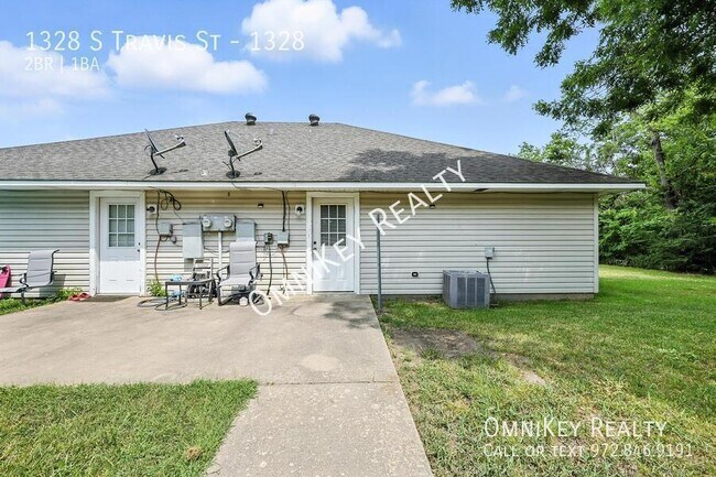 Building Photo - 1328 S Travis St