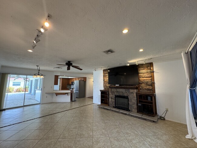 Building Photo - 1725 N Gondola Ct