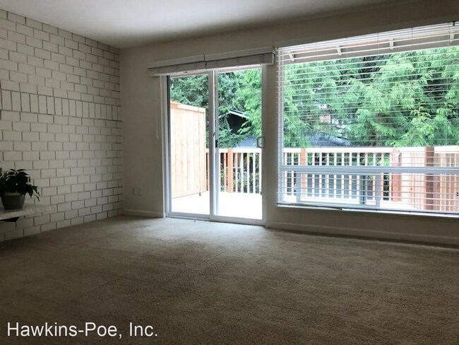 Building Photo - 3 bed 2 bath Duplex Great Yard!