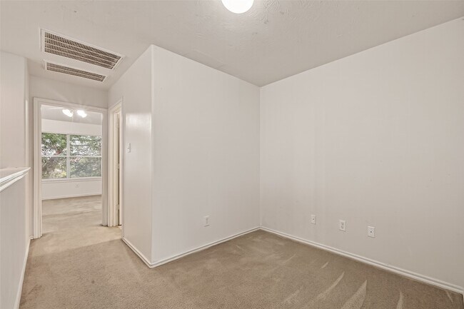 Building Photo - 210 Drake Run Ln