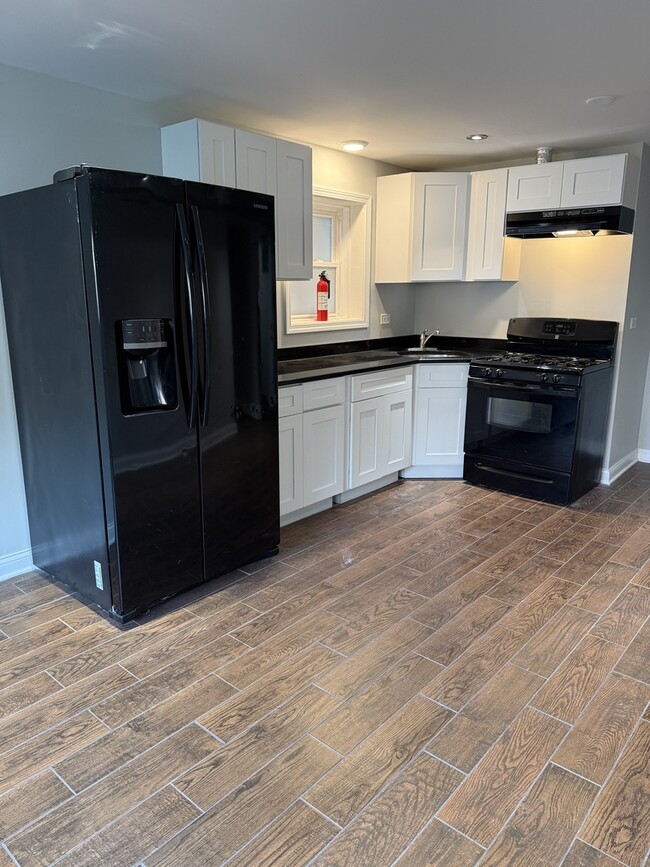 Building Photo - 1648 N McVicker Ave