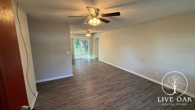 Building Photo - MOVE IN SPECIAL: $500 OFF 1ST MONTH'S RENT!**