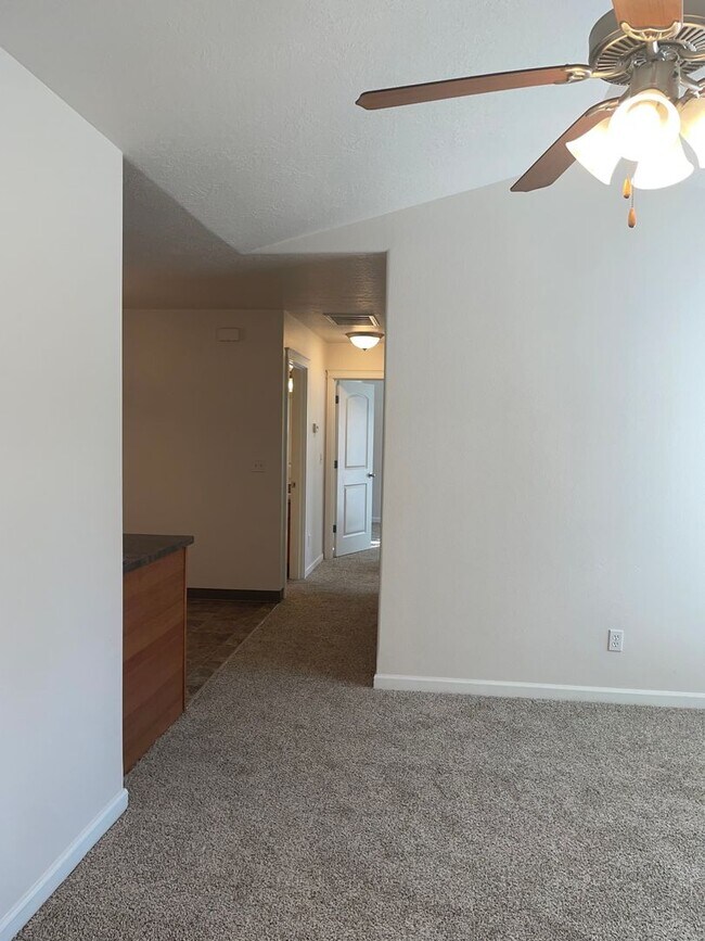 Building Photo - 2 bed 2 bath + Bonus Room Duplex in Northeast Salem!