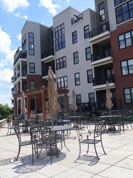 Building Photo - 83 E Church St