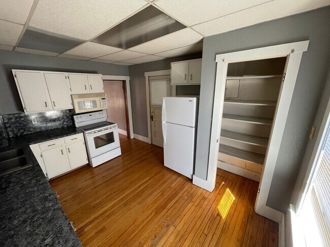 Building Photo - Bright and spacious 1 bedroom apartment