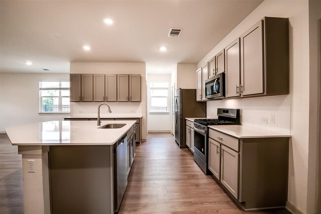 Building Photo - 400 Florenz Ln