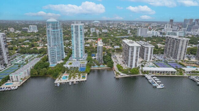 Building Photo - 2025 Brickell Ave