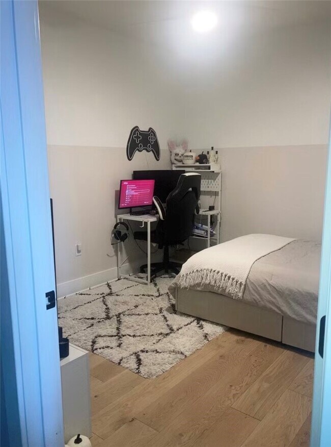 Building Photo - 30 W Broad St