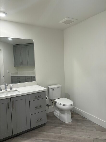 1/2 Bath - 3578 Rambla Plz